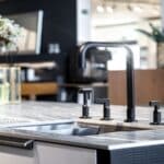 Un plan de travail de cuisine avec un robinet et évier.