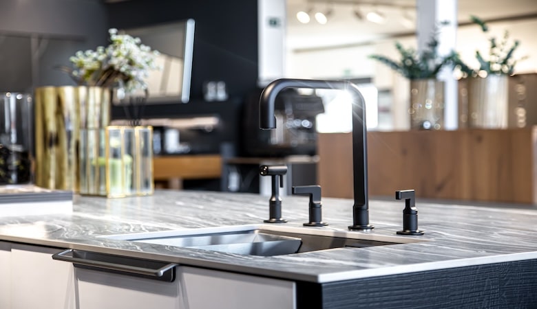 Un plan de travail de cuisine avec un robinet et évier.