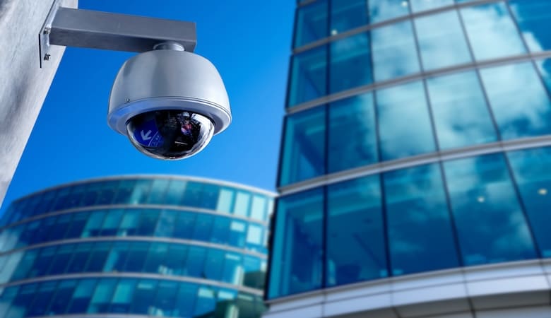 Une caméra de surveillance.