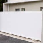 Devant d'une maison avec portail électrique.