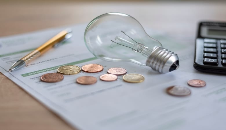 Une facture d'énergie représentée par une ampoule et quelques centimes.