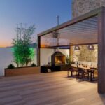 Une pergola bioclimatique dans une terrasse de maison.