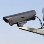 Zoom sur une caméra de surveillance.