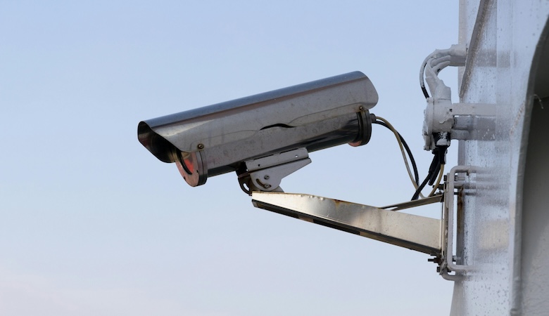 Zoom sur une caméra de surveillance.