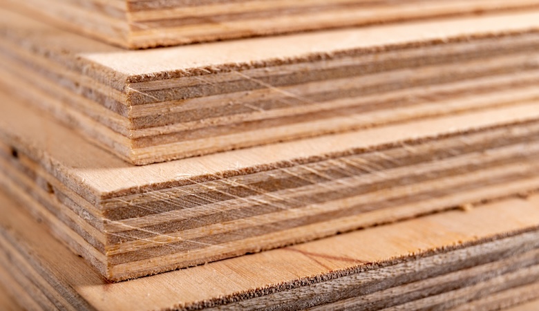 Une pile de panneaux en bois.