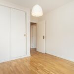 Une pièce d'une chambre vide avec un placard avec portes coulissantes.