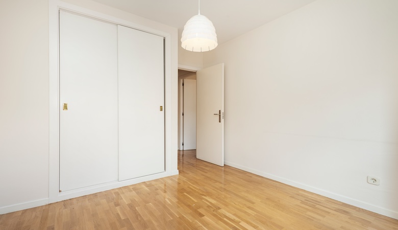 Une pièce d'une chambre vide avec un placard avec portes coulissantes.