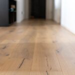 Un intérieur avec du parquet.