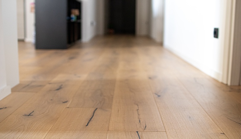 Un intérieur avec du parquet.