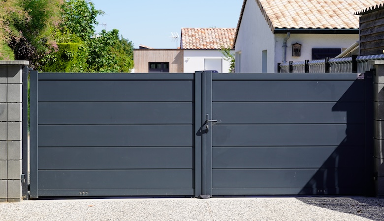 Un portail en aluminium.