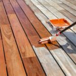 Passage du saturateur sur terrasse en bois.