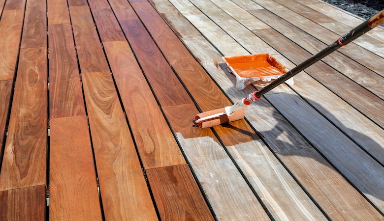 Passage du saturateur sur terrasse en bois.