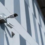 Des caméras de sécurité sur la façade d'un batîment.