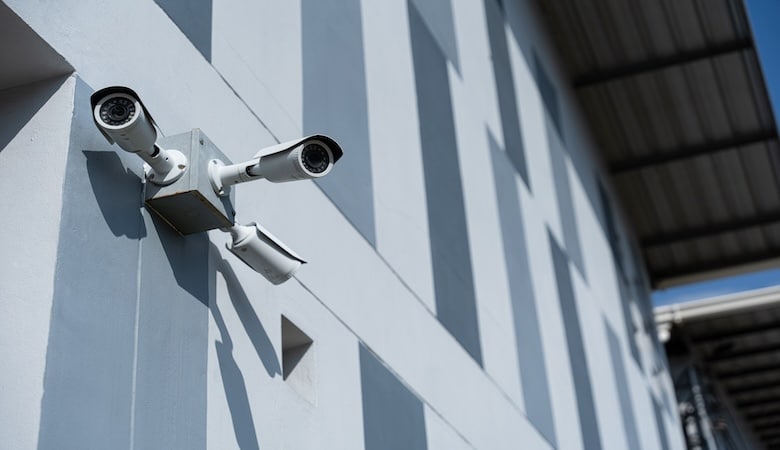 Des caméras de sécurité sur la façade d'un batîment.