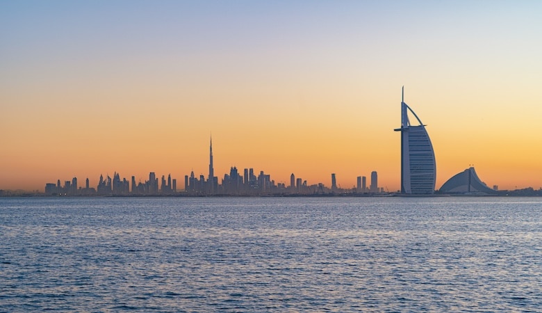 Le Burj Al Arab avec la mer.