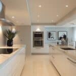cuisine contemporaine en marbre, très lumineuse, îlot central