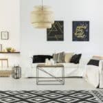 Une pièce à vivre avec tapis.