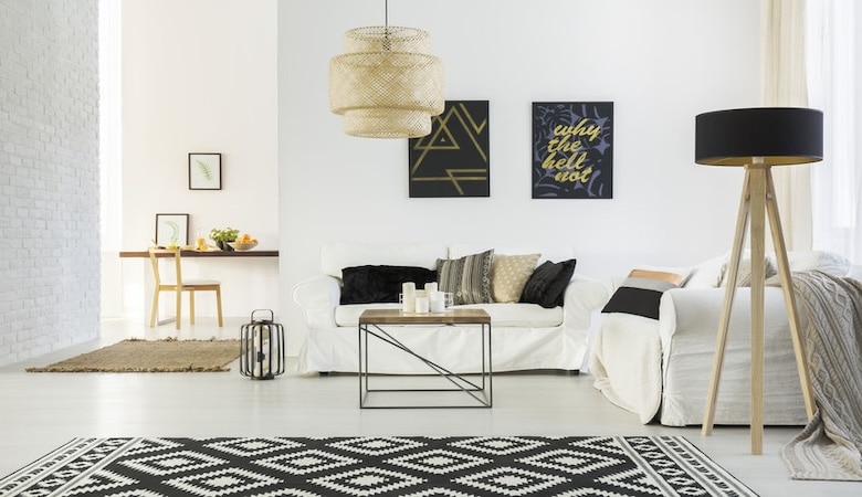 Une pièce à vivre avec tapis.