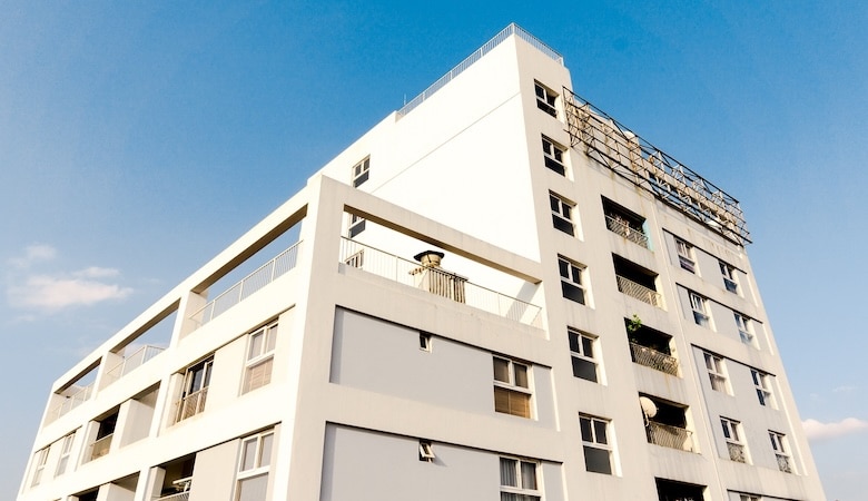 Un bâtiment vu d'en bas.