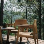 salon de jardin en bois sur une terrasse en bois
