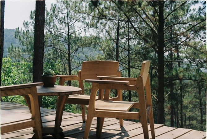 salon de jardin en bois sur une terrasse en bois