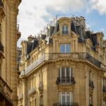 façade d'un immeuble parisien typique, style haussmannien