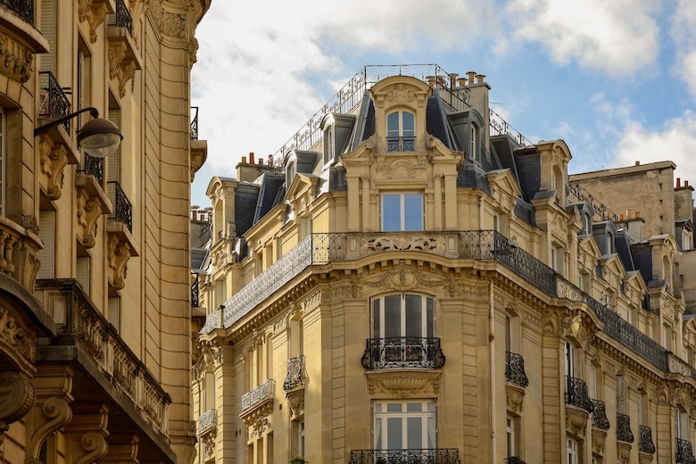 façade d'un immeuble parisien typique, style haussmannien