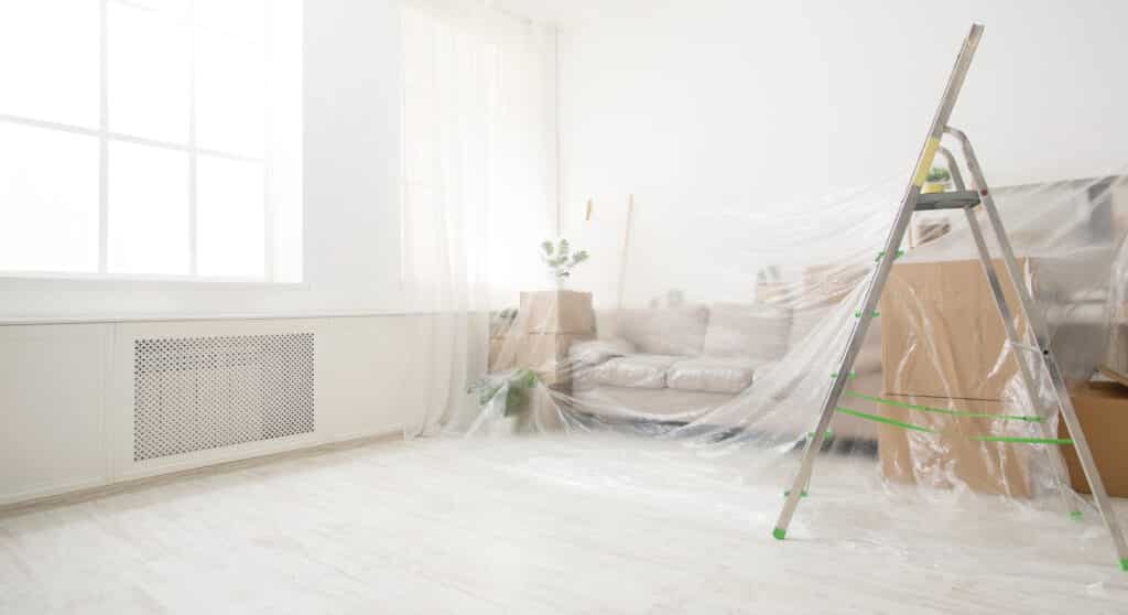 Salon en rénovation préparé pour un coffrage placo sans rail