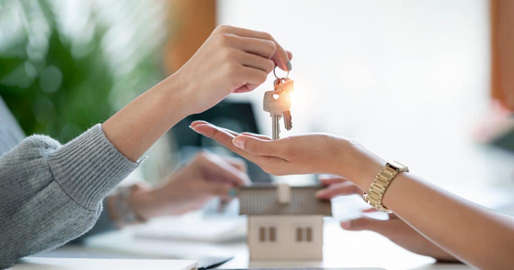 Remise des clés lors de l’achat d’une maison construite par un particulier