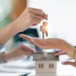 Remise des clés lors de l’achat d’une maison construite par un particulier