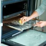 Nettoyer un four très encrassé avec une éponge et des produits naturels.