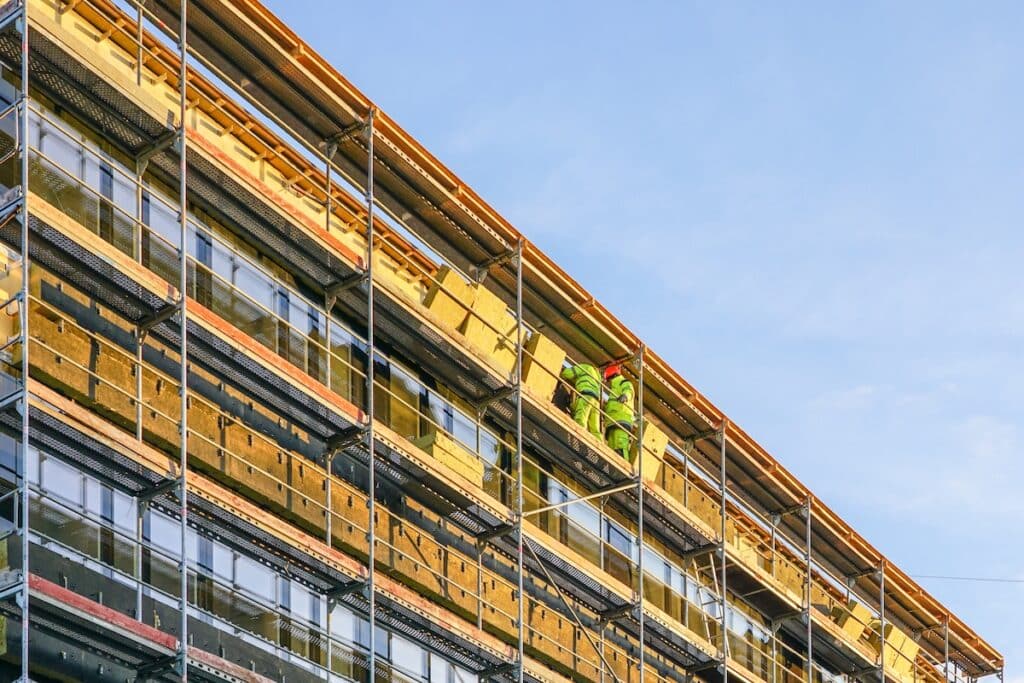 Des artisans rénovent un bâtiment