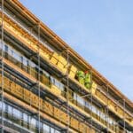 Des artisans rénovent un bâtiment