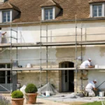 Façade de maison en cours de ravalement avec échafaudage