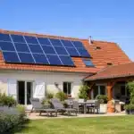 Kit solaire en autoconsommation acheté chez un distributeur discount, panneaux posés sur un toit