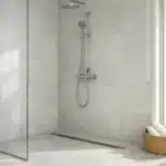 Douche à l'italienne de plain-pied avec paroi en verre et carrelage clair